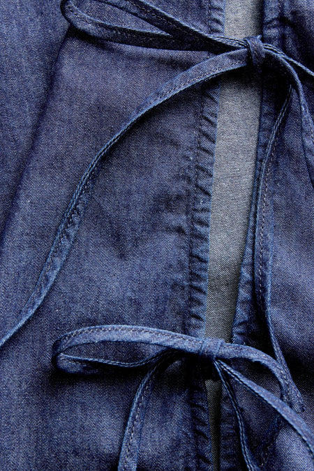 Donkerblauwe denim blouse van JJXX met knoopsluitingen en zichtbare stiksels.