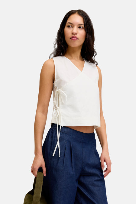 Witte mouwloze overslagblouse van JJXX met strikjes aan de zijkant, gemaakt van een gestructureerde stof.