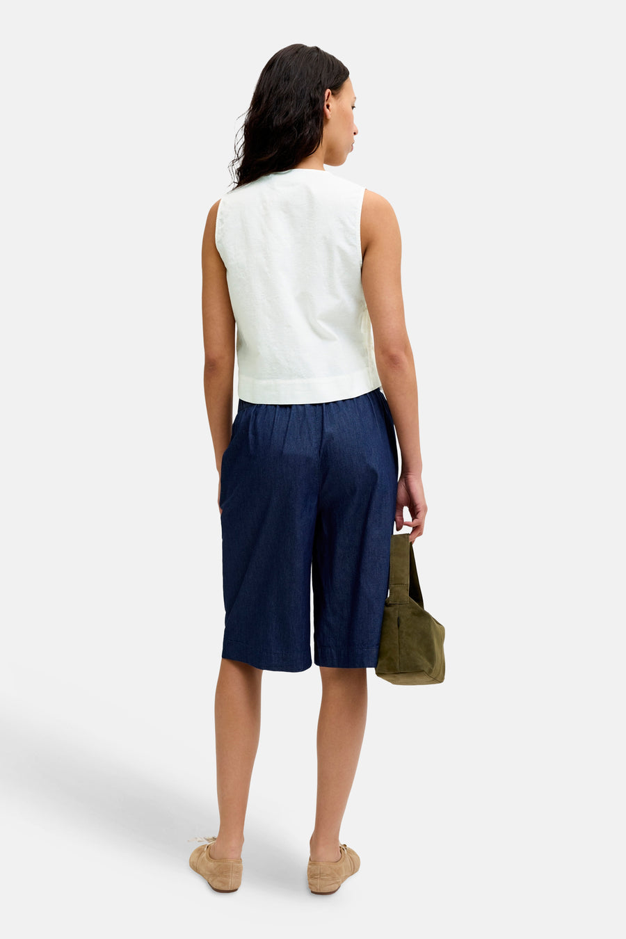 Witte mouwloze blouse van JJXX met fijne textuur, van achteren gezien, gedragen met donkerblauwe shorts.