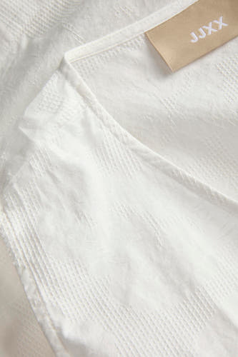 Witte blouse van JJXX met een subtiel ruitjespatroon en detail van de halslijn.