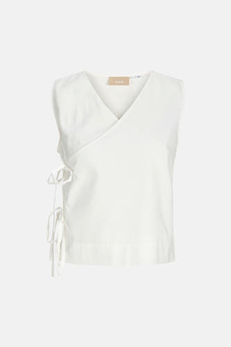 Witte mouwloze blouse van JJXX met overslagmodel, striksluiting aan de zijkant en fijne textuur.
