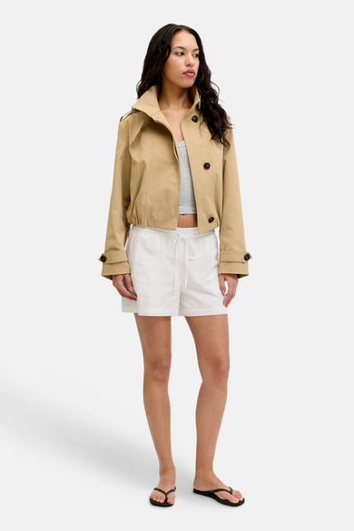Witte shorts van JJXX met trekkoord in de taille, gedragen door een model.