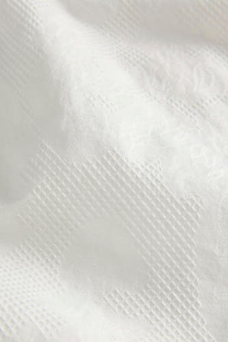 Witte short van JJXX met subtiele ingeweven ruit- en bloemenpatronen.