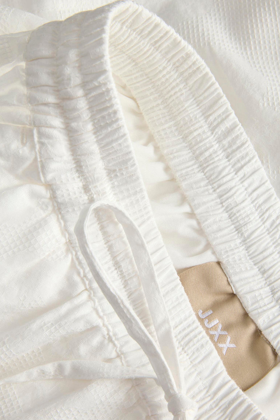 Witte short van JJXX met elastische tailleband, trekkoord en subtiele wafelstructuur.