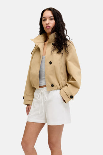 Witte short van JJXX met trekkoord en subtiele textuur, gedragen door een model.