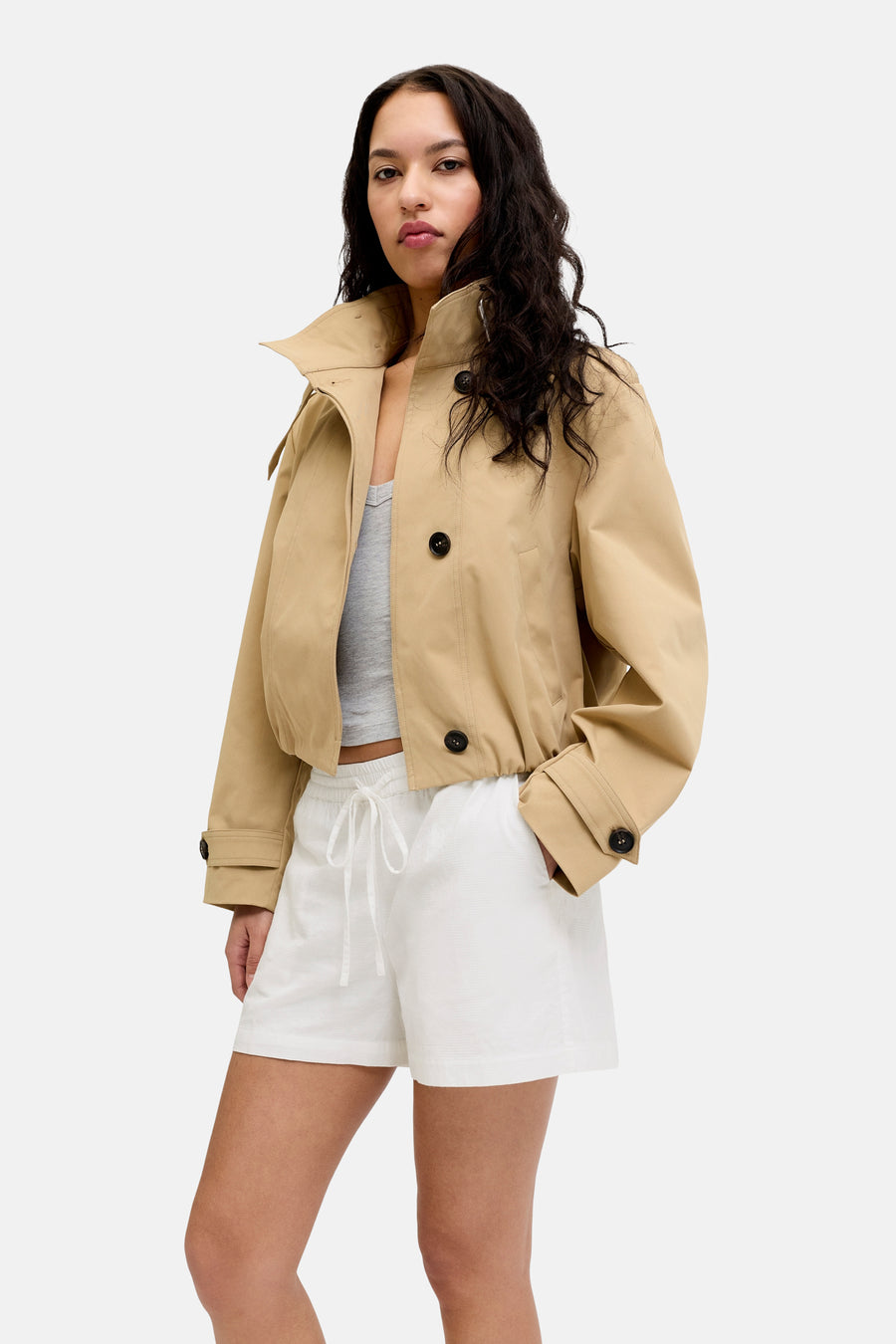 Witte short van JJXX met trekkoord en subtiele textuur, gedragen door een model.