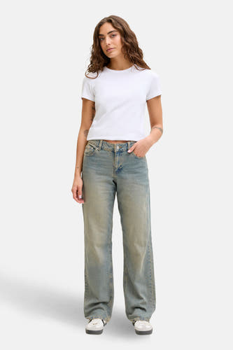 Blauwe rechte jeans van JJXX, gecombineerd met een wit T-shirt en sneakers.
