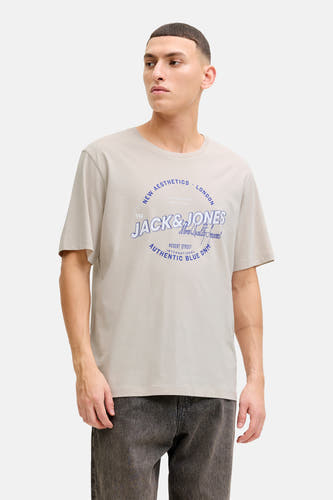 T-shirt beige à manches courtes d'ORIGINALS par JACK & JONES, avec une impression de texte vintage bleu sur l'avant.