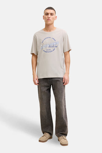 T-shirt beige à manches courtes d'ORIGINALS BY JACK & JONES, avec un col rond et une impression de texte bleue.
