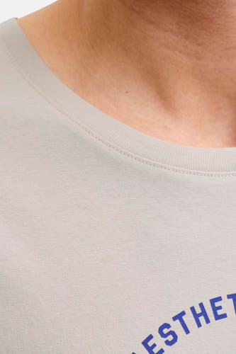 T-shirt beige à manches courtes d'ORIGINALS BY JACK & JONES, avec une impression de texte bleu sur l'avant.
