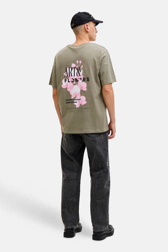 T-shirt à manches courtes d'ORIGINALS BY JACK & JONES, avec imprimé floral et texte au dos, combiné avec un pantalon noir et une casquette.