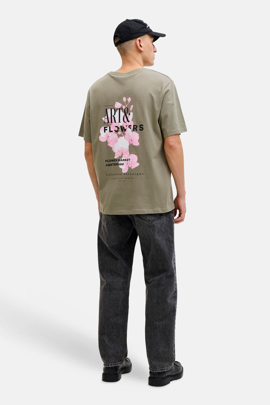 T-shirt à manches courtes d'ORIGINALS BY JACK & JONES, avec imprimé floral et texte au dos, combiné avec un pantalon noir et une casquette.