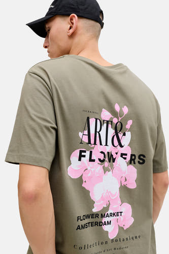 T-shirt met korte mouwen van ORIGINALS BY JACK & JONES, met roze bloemenprint op de rug, plus zwarte pet.