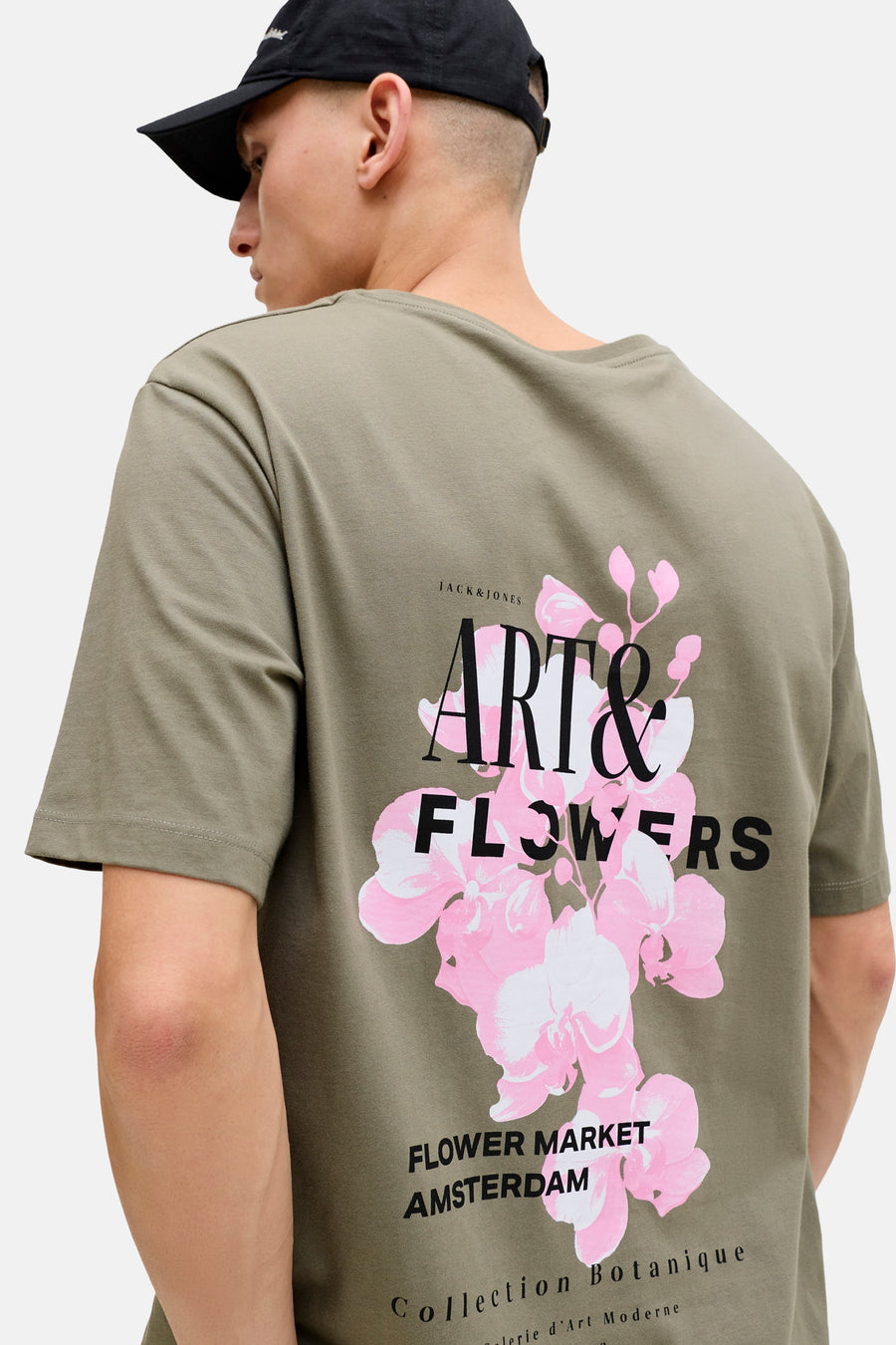 T-shirt met korte mouwen van ORIGINALS BY JACK & JONES, met roze bloemenprint op de rug, plus zwarte pet.