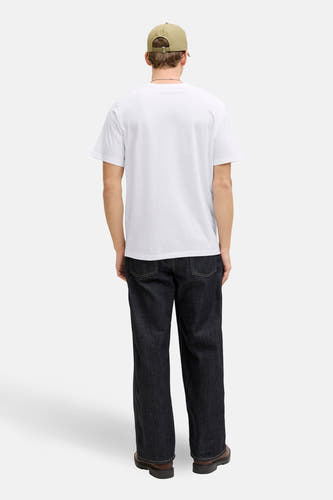 Wit T-shirt met korte mouwen van CORE BY JACK & JONES, gezien van achteren met donkere jeans en een beige pet.
