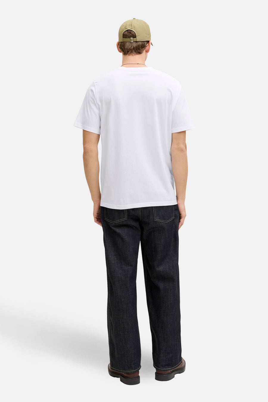 Wit T-shirt met korte mouwen van CORE BY JACK & JONES, gezien van achteren met donkere jeans en een beige pet.
