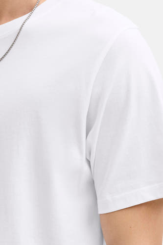 Wit T-shirt met korte mouwen van CORE BY JACK & JONES, met een zilveren ketting om de hals.