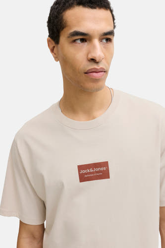 Beige T-shirt met korte mouwen van CORE by JACK & JONES, met een rechthoekige merklogo op de borst.