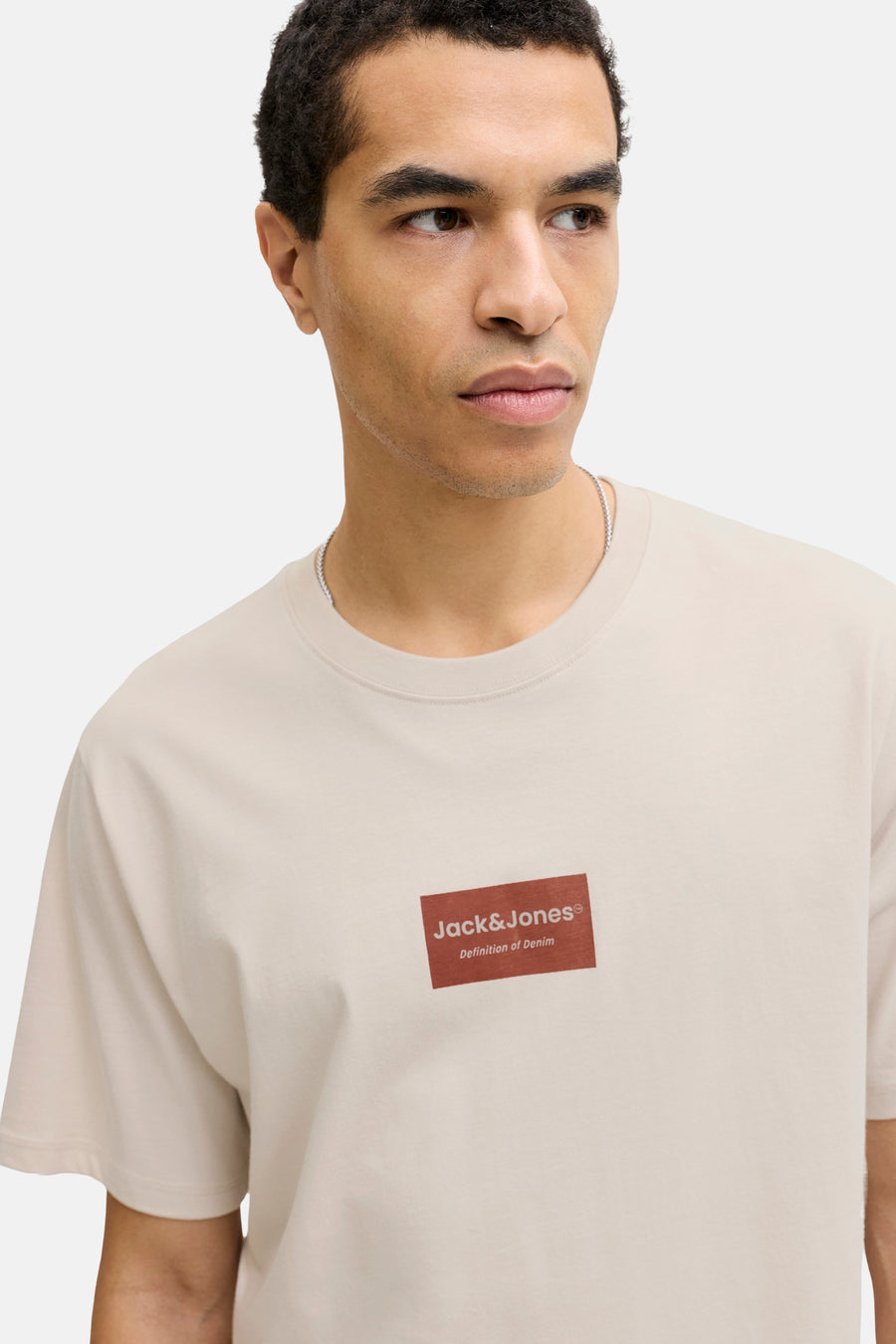 Beige T-shirt met korte mouwen van CORE by JACK & JONES, met een rechthoekige merklogo op de borst.