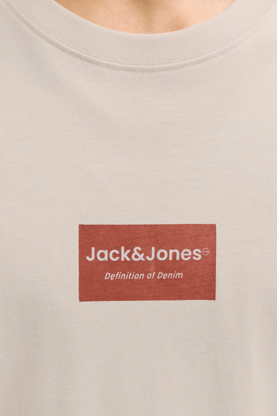 Beige T-shirt met korte mouwen van CORE BY JACK & JONES, met een rode rechthoekige logoprint op de borst.