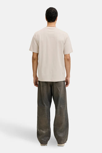 Beige T-shirt met korte mouwen van CORE BY JACK & JONES, gezien van achteren, gecombineerd met wijde jeans.
