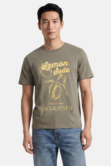 Kaki T-shirt met geel Lemon Soda print van ORIGINALS BY JACK & JONES, gedragen door model in lifestyle shot