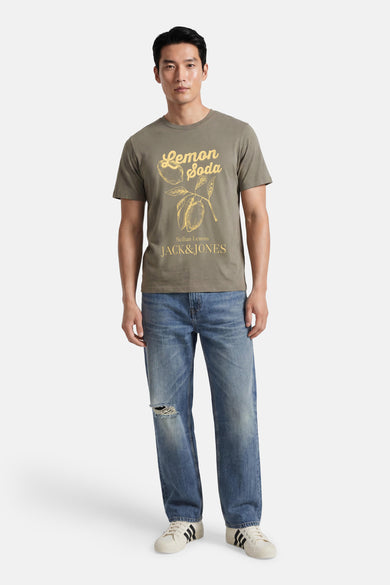 Kaki T-shirt met geel Lemon Soda print van ORIGINALS BY JACK & JONES, gedragen met blauwe jeans en witte sneakers, front view