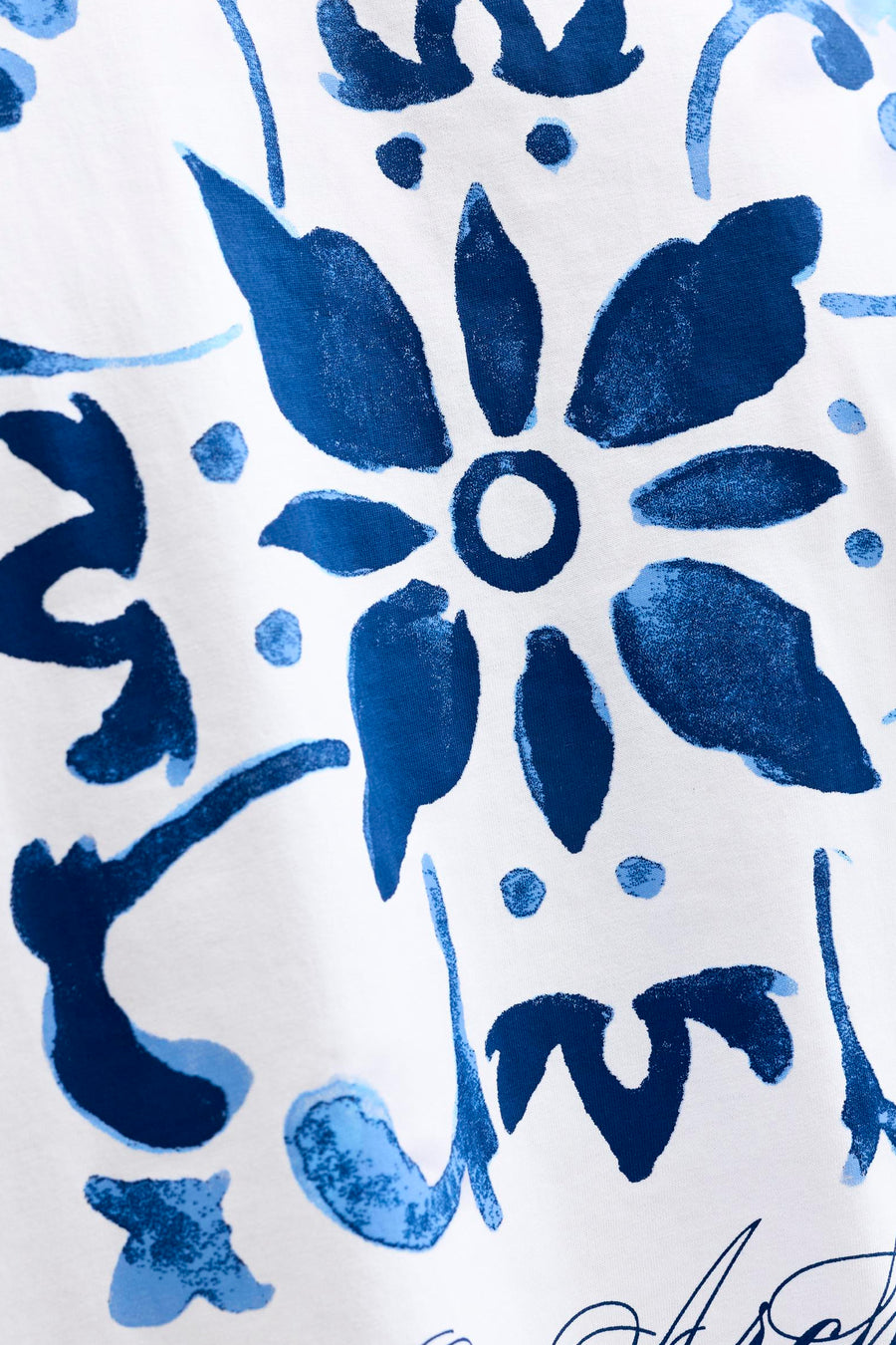 Wit T-shirt van ORIGINALS BY JACK & JONES met een bloemen- en abstract patroon in twee tinten blauw.