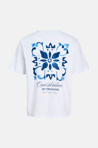 Wit T-shirt van ORIGINALS BY JACK & JONES, met een groot blauw bloemenpatroon en tekst op de achterkant.