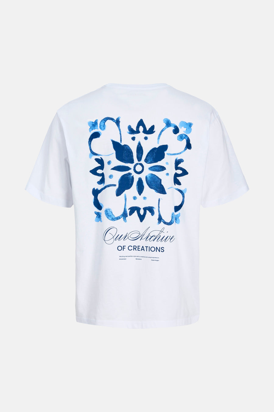 Wit T-shirt van ORIGINALS BY JACK & JONES, met een groot blauw bloemenpatroon en tekst op de achterkant.