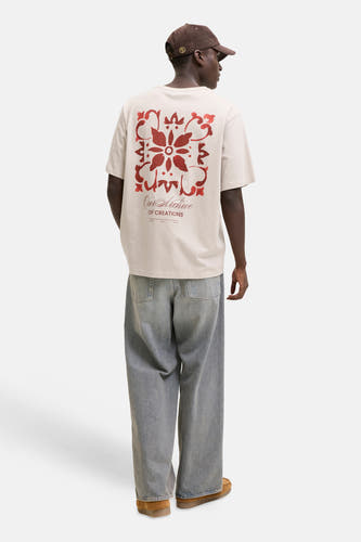 Beige T-shirt met korte mouwen van ORIGINALS BY JACK & JONES, met rood patroon en tekst op de achterkant.