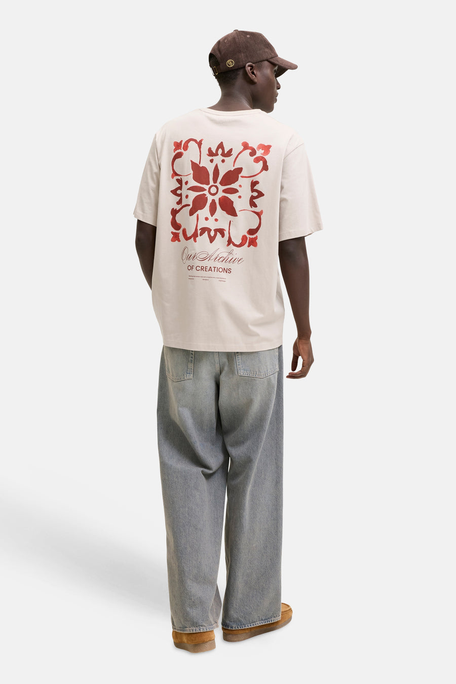 Beige T-shirt met korte mouwen van ORIGINALS BY JACK & JONES, met rood patroon en tekst op de achterkant.