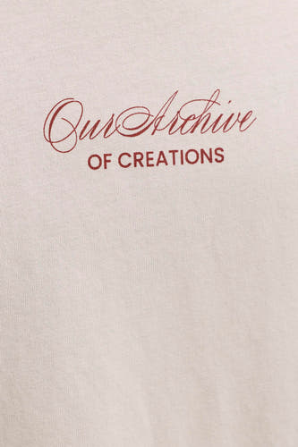 Beige T-shirt van ORIGINALS BY JACK & JONES met rode scripttekst 'Our Archive OF CREATIONS' op een gebreide stof.