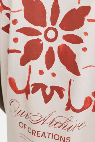 Beige T-shirt van ORIGINALS BY JACK & JONES met een roestbruine bloemenprint en de tekst 'Our Archive OF CREATIONS'.