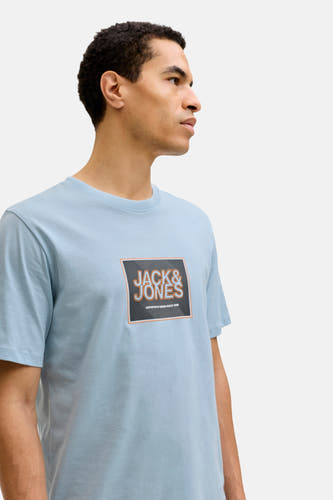 T-shirt bleu à manches courtes d'ORIGINALS BY JACK & JONES, avec le logo du marque carré sur la poitrine.