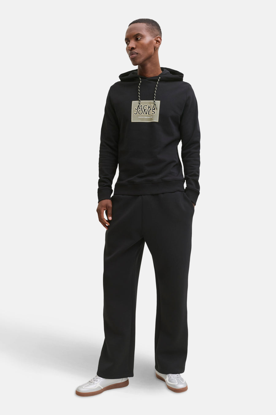 Zwarte sweater met capuchon van CORE by JACK & JONES, met logo op de borst en trekkoorden.