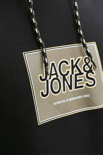 Zwarte sweater met kap van CORE BY JACK & JONES, met logo print op de borst en trekkoord.