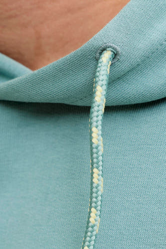 Sweater vert de CORE BY JACK & JONES, avec un détail du cordon.