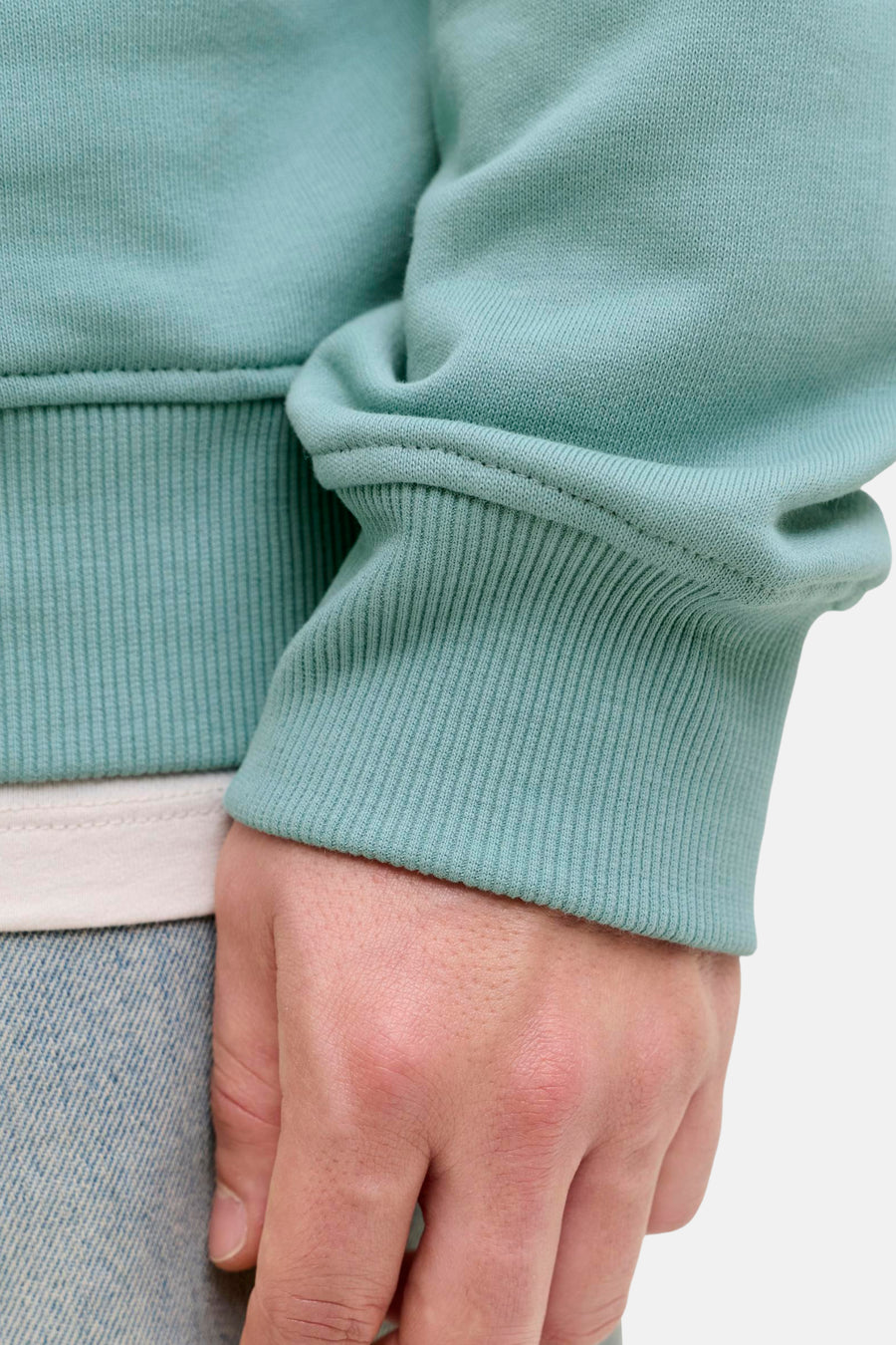 Sweater vert de CORE BY JACK & JONES, avec des manches côtelées et un T-shirt blanc visible en dessous.