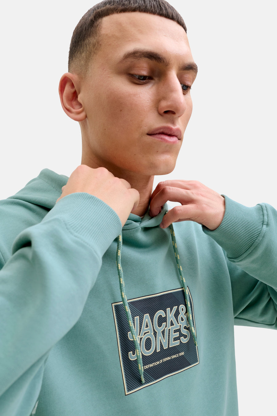 Pull-over vert de CORE BY JACK & JONES, avec des cordons de serrage et un logo sur la poitrine.