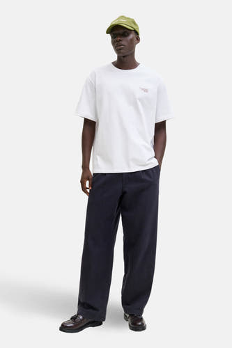 Wit T-shirt met korte mouwen van ORIGINALS BY JACK & JONES, met een kleine tekstprint op de borst, gecombineerd met blauwe broek en bruine schoenen.