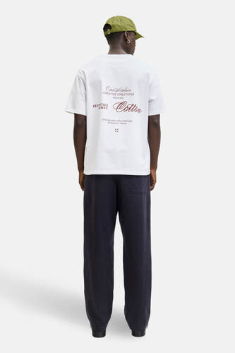 Wit T-shirt met korte mouwen van Originals by Jack & Jones, met donkerbruine tekst op de rug.