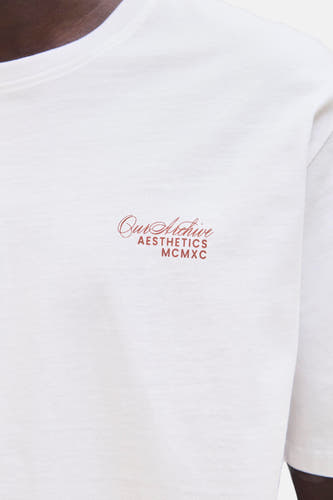 Wit T-shirt met korte mouwen van ORIGINALS BY JACK & JONES, met klein donkerrood logo op de borst.
