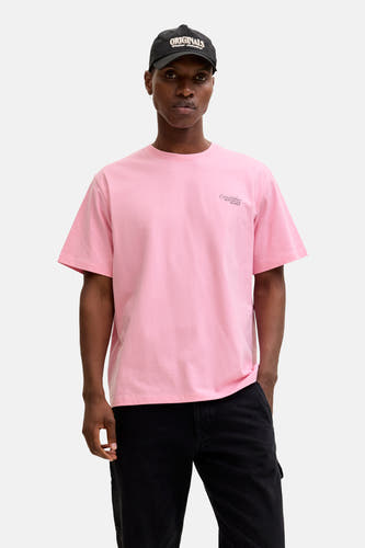 Roze T-shirt met korte mouwen van ORIGINALS BY JACK & JONES, gedragen met een zwarte pet en zwarte broek.