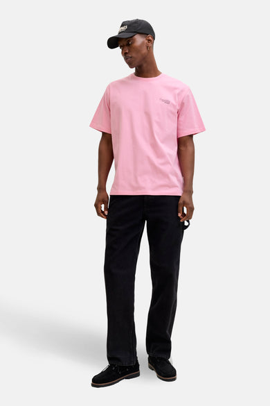 Roze T-shirt met korte mouwen van ORIGINALS BY JACK & JONES, gedragen met een zwarte baseballpet, zwarte broek en donkere schoenen.