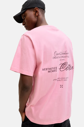 Roze T-shirt met korte mouwen van ORIGINALS BY JACK & JONES, met grafische tekst op de rug en een zwarte pet.