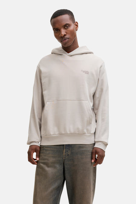 Beige sweater met kap van ORIGINALS BY JACK & JONES, met buidelzak en vintage jeans.