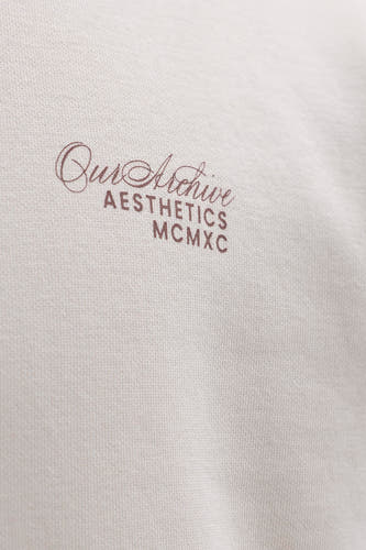 Gilet beige d'ORIGINALS BY JACK & JONES avec texte "Our Archive Aesthetics MCMXC" marron.
