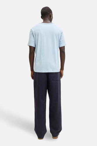 Blauw T-shirt met korte mouwen van ORIGINALS BY JACK & JONES, gezien van achteren, gecombineerd met een donkere broek.
