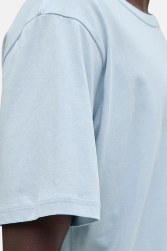 Blauw T-shirt met korte mouwen van ORIGINALS BY JACK & JONES, close-up op de mouw en schouder.
